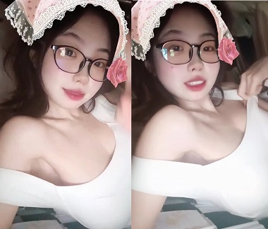 Em gái xinh đẹp dụ bạn trai về nhà địt nhau cuồng nhiệt