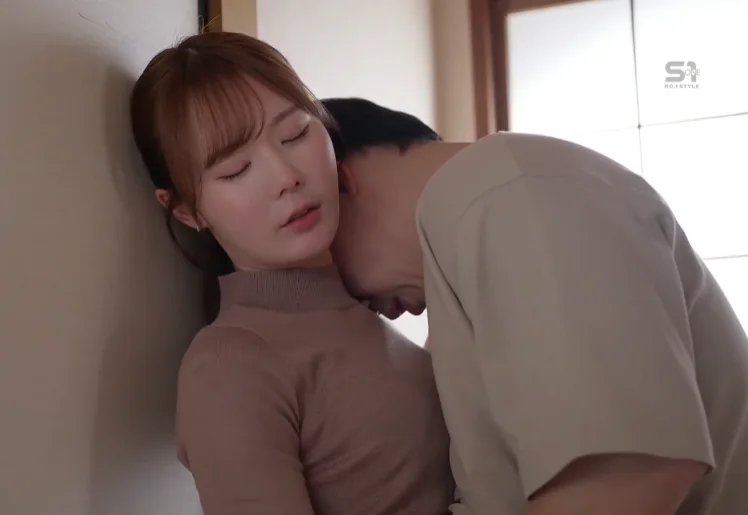 Nhân Viên Bất Động Sản Nóng Bỏng Thích Quyến Rũ Và Làm Tình Với Chàng Trai Đã Có Vợ